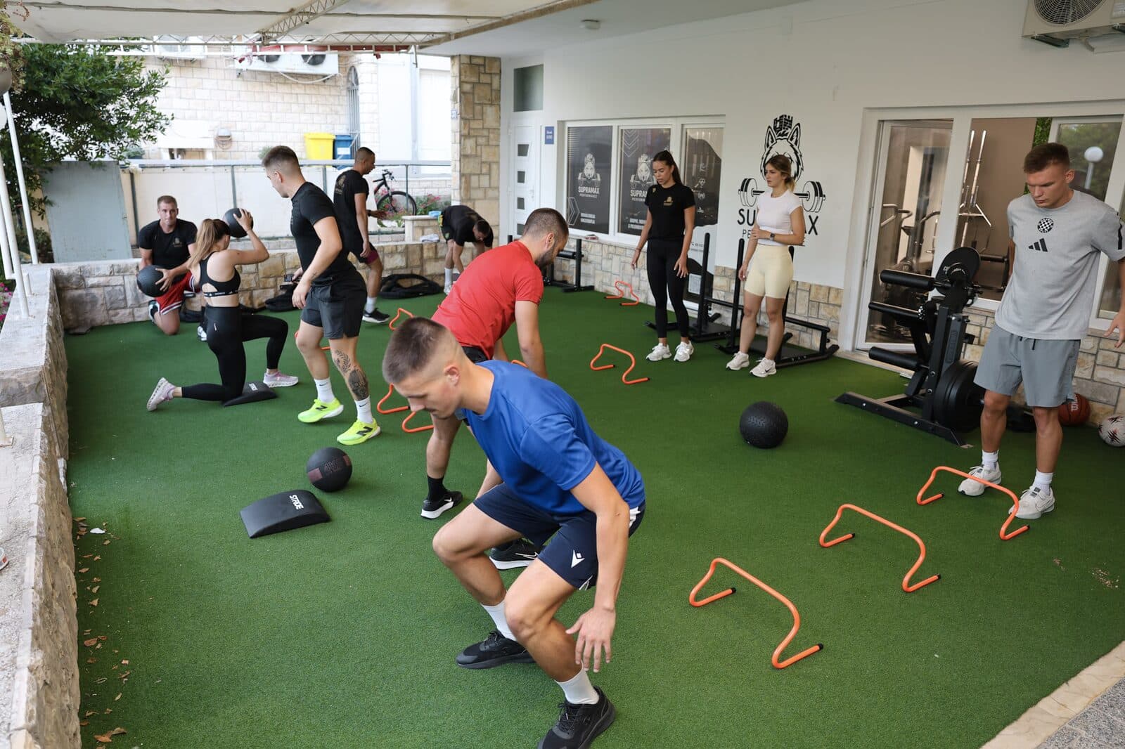 Grupni trening agilnosti na travi