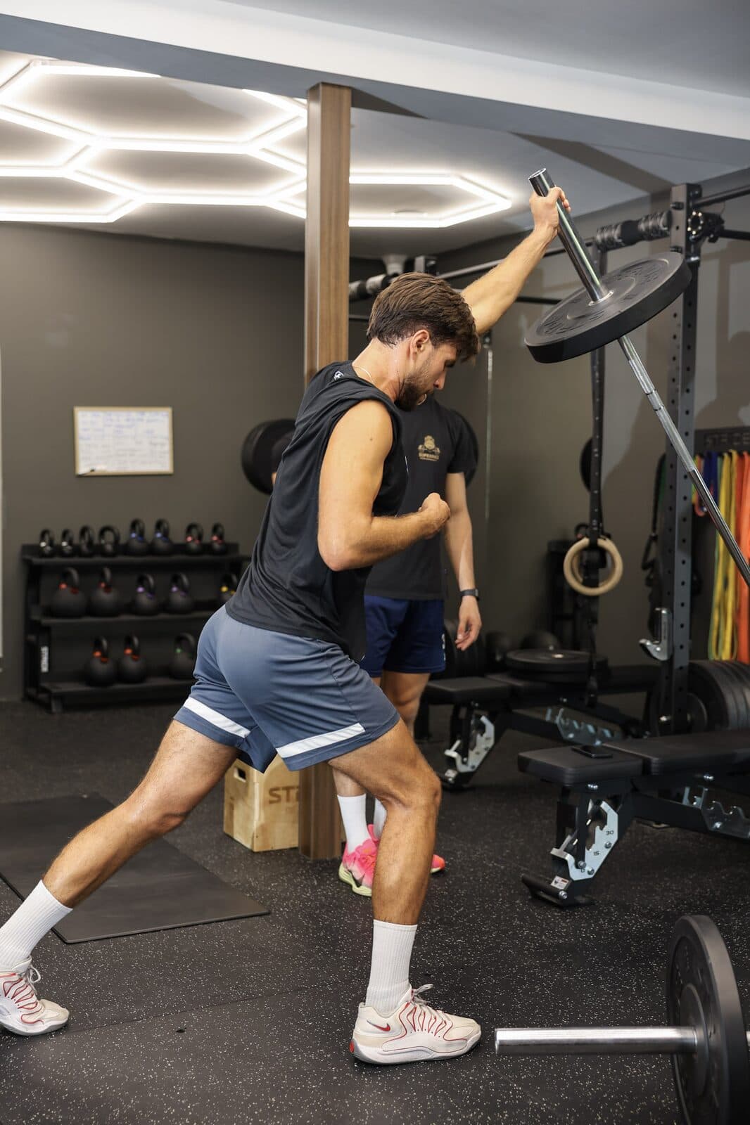 Iskorak s kettlebellom iznad glave