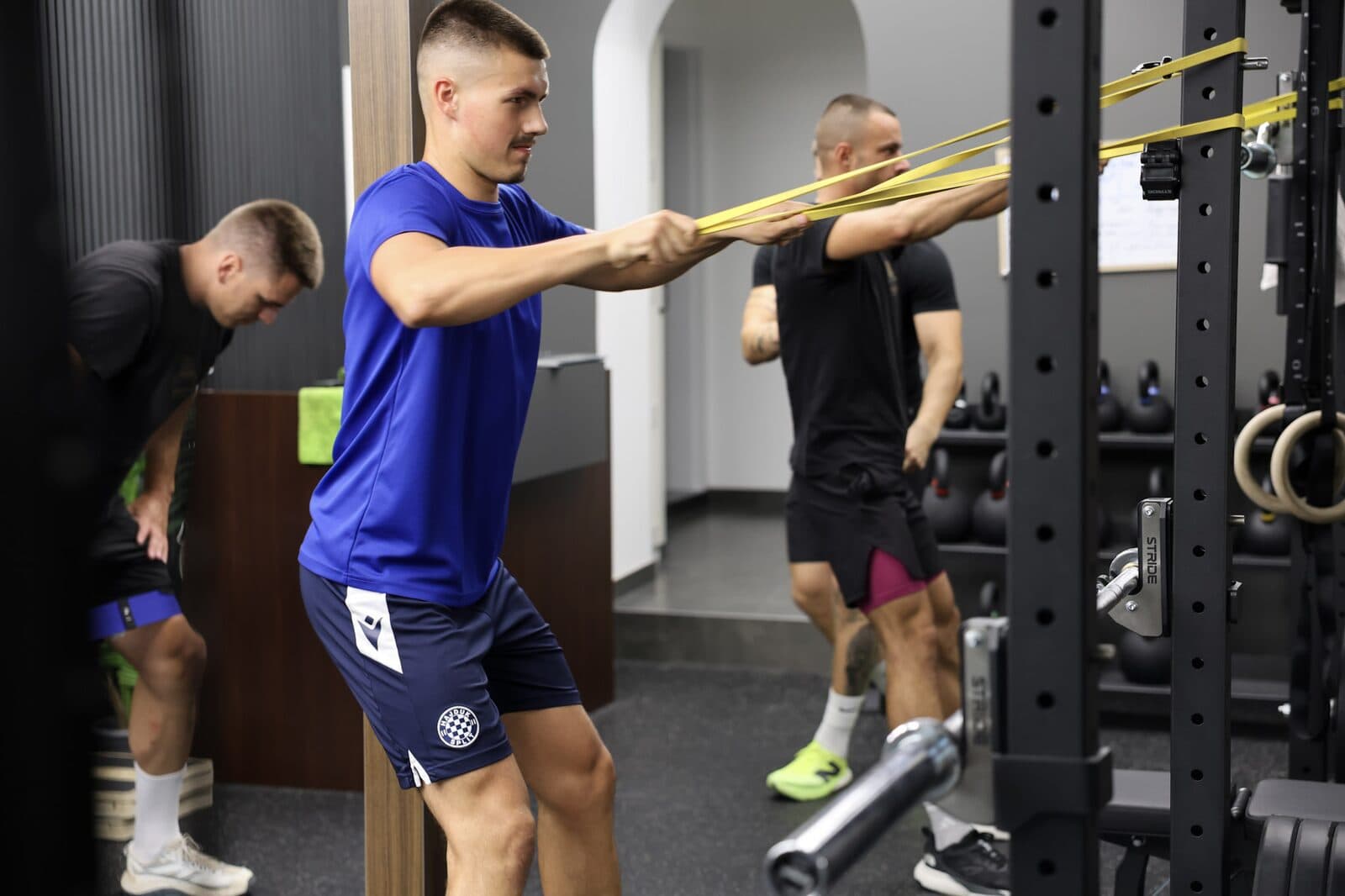 Vježba s elastičnom trakom uz trenera